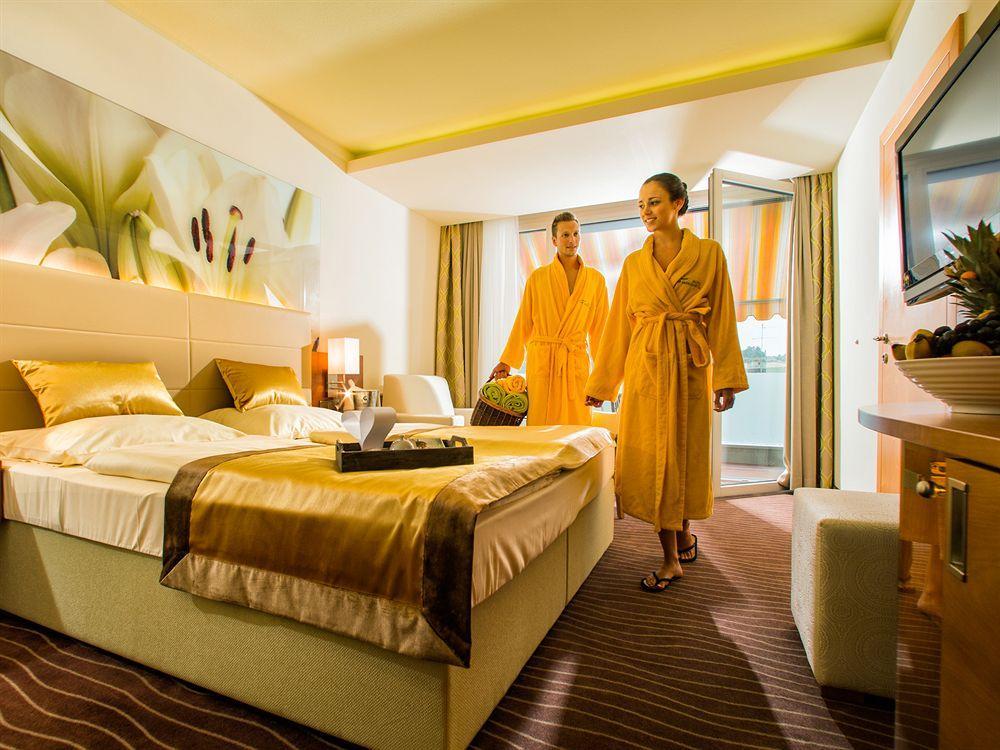 לויפרסדורף ביי פורסטנפלד Hotel Vier Jahreszeiten Loipersdorf מראה חיצוני תמונה