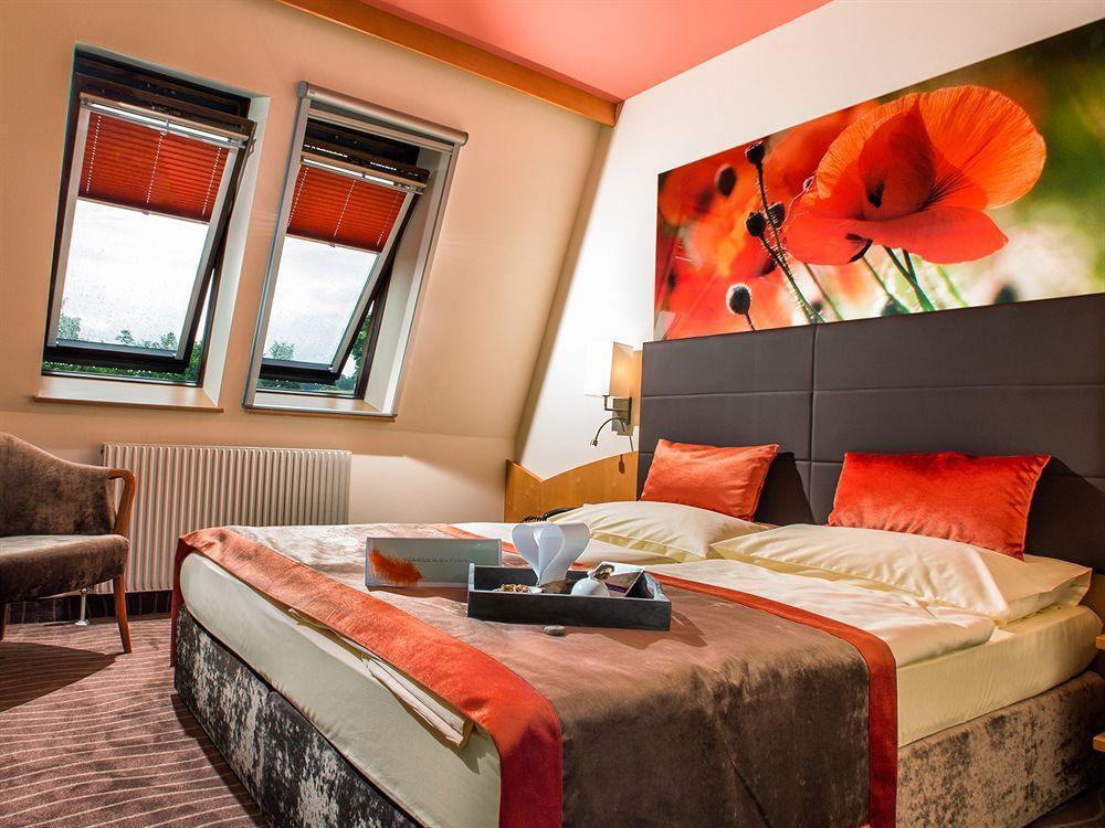 לויפרסדורף ביי פורסטנפלד Hotel Vier Jahreszeiten Loipersdorf מראה חיצוני תמונה