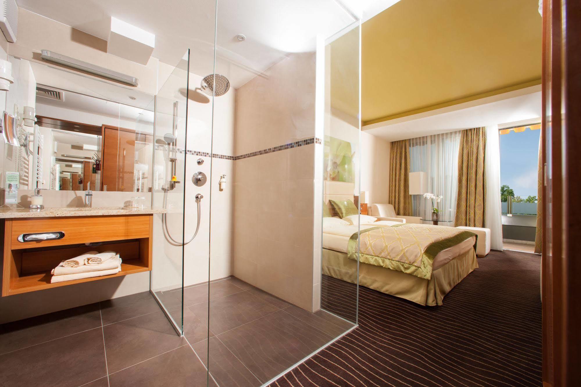 לויפרסדורף ביי פורסטנפלד Hotel Vier Jahreszeiten Loipersdorf מראה חיצוני תמונה