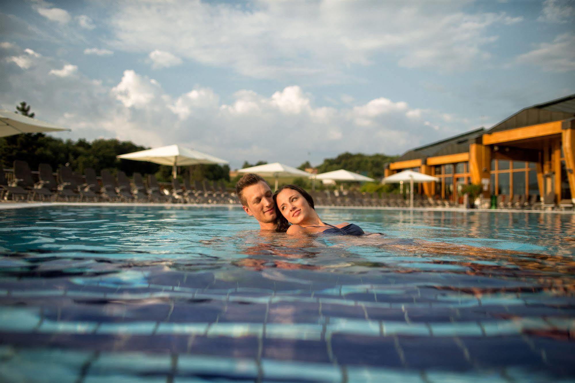 לויפרסדורף ביי פורסטנפלד Hotel Vier Jahreszeiten Loipersdorf מראה חיצוני תמונה